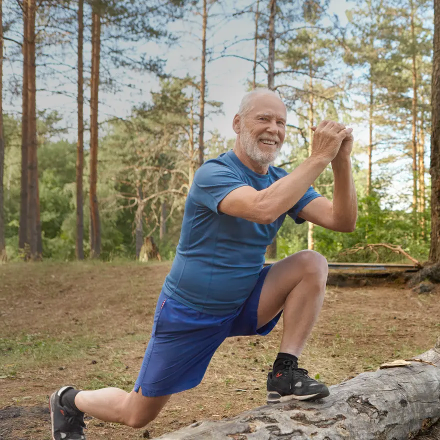 Hombre mayor haciendo ejercicio en el campo