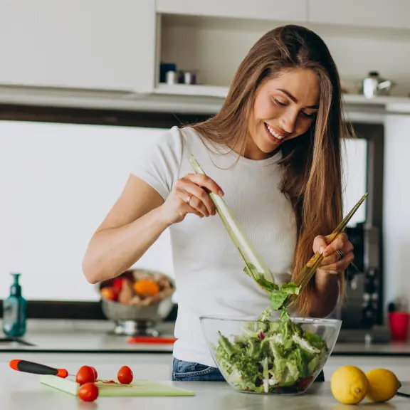 Mujer cocinando comida sana